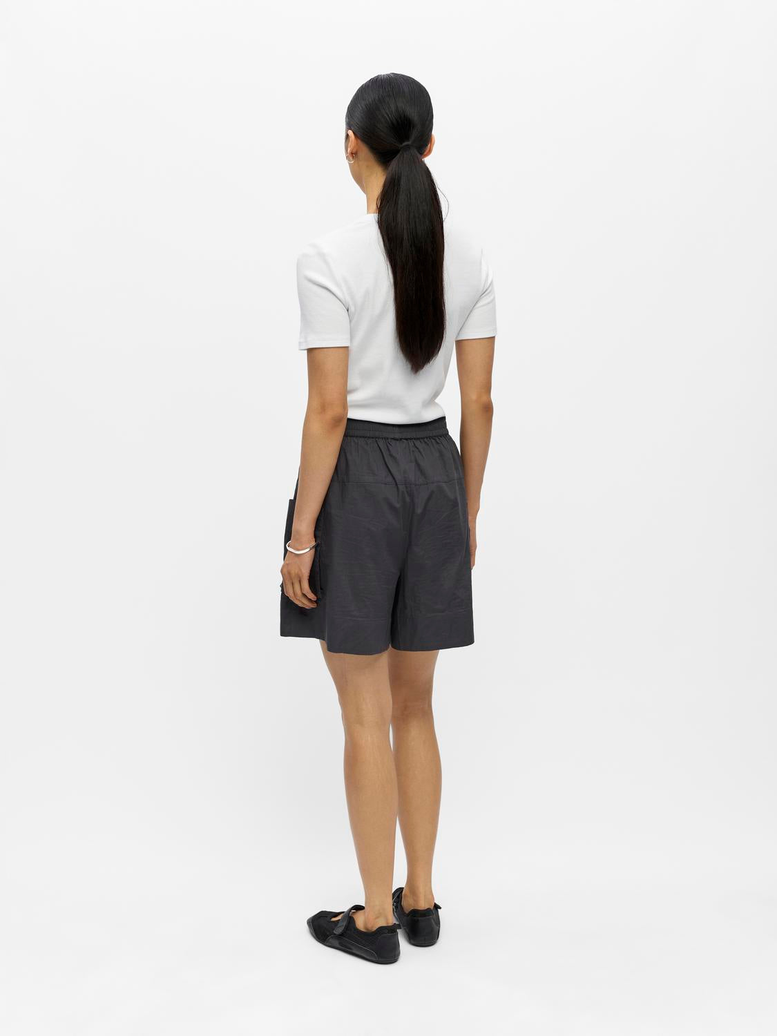 model_shot-back